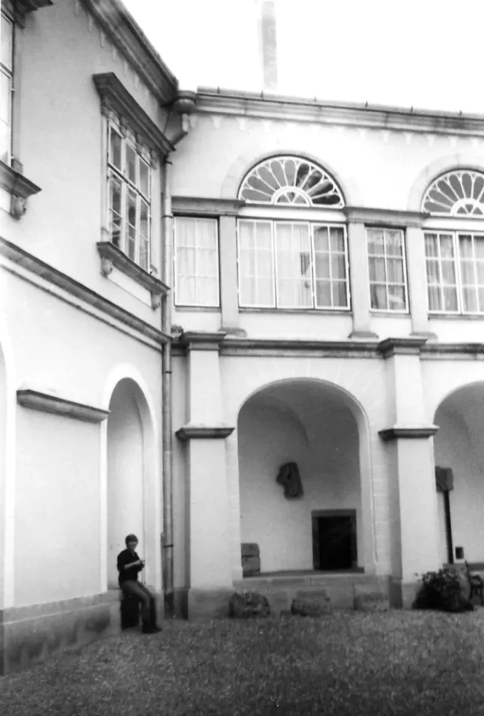 Fekete-fehér fénykép a sárospataki vár árkádos belső udvaráról