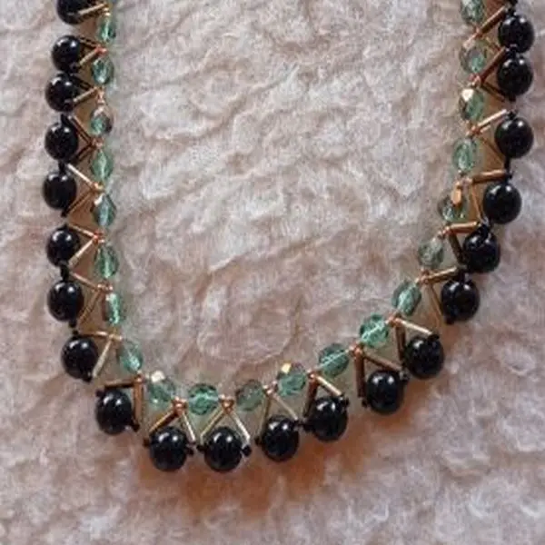 Necklace with green crystals and black beads, golden rods connecting the strands, approx. 30 cm long
________________________________________
