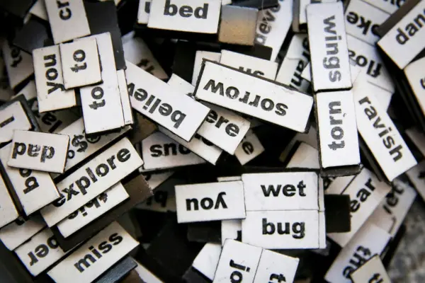 Angol szavak kis táblákon – a Powerwords és flashcard gyakorlás jelképe a Vig-Village-ben”
