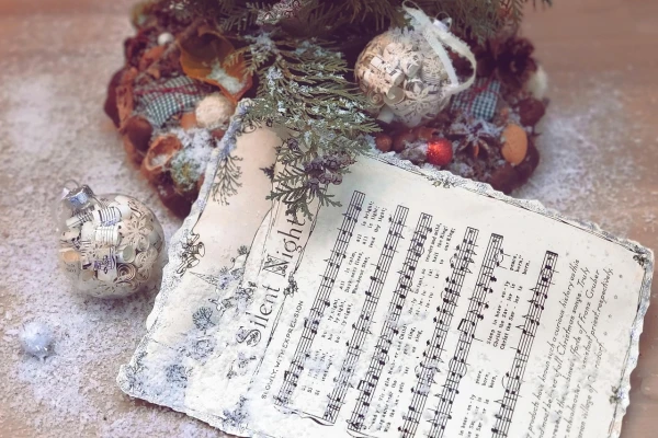 A Christmas table with a sheet, symbolize the music and the happiness