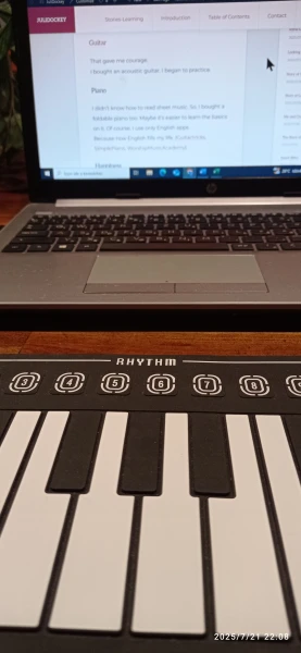 Saját pianóm laptopom előtt. A képernyőn a julidockey.com program egy része látható.