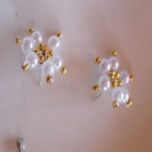 Handmade flower-shaped earrings with gold and pearly beads