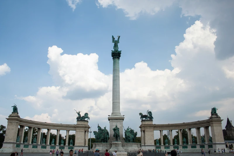 Monumentális emlékmű oszlopokkal fél körívben, középen obeliszk felezi el.  Ennek tetején egy arkangyal, alatta a Hét vezér lovasszobra. Az oszlopcsarnokok mindkét oldalán történelemi alakok szobrai. Az oszlopcsarnokok tetején allegórikus figurák.