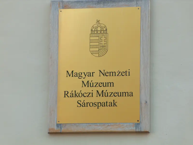 Aranyszínű tábla a Magyar Nemzeti Múzeum Rákóczi Múzeuma felirattal Sárospatakon