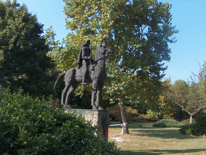 II. Rákóczi Ferenc lovasszobra bronzból, fák között a sárospataki vár parkjában