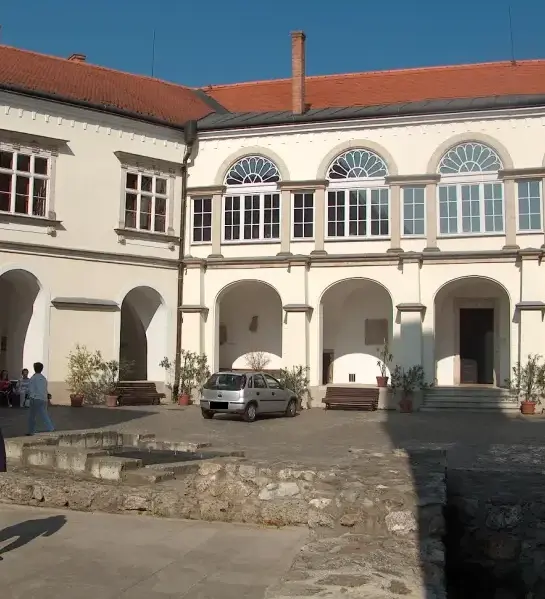 A sárospataki vár belső udvarának árkádos homlokzata reneszánsz stílusban.