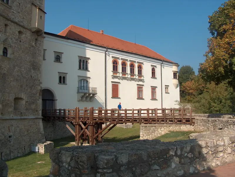 „A sárospataki vár fahídja, amely a főkapuhoz és a barokk homlokzatú épületszárnyhoz vezet