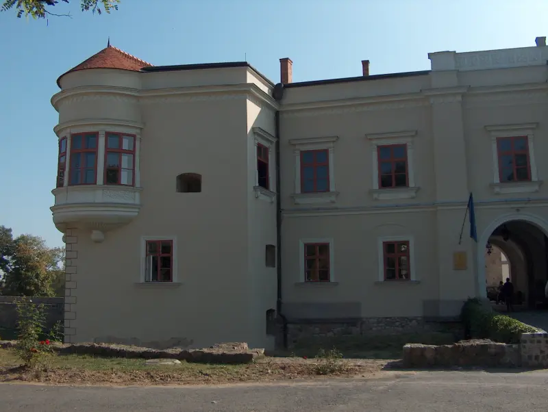 A sárospataki vár kerek saroktornya és a főbejárat része.
