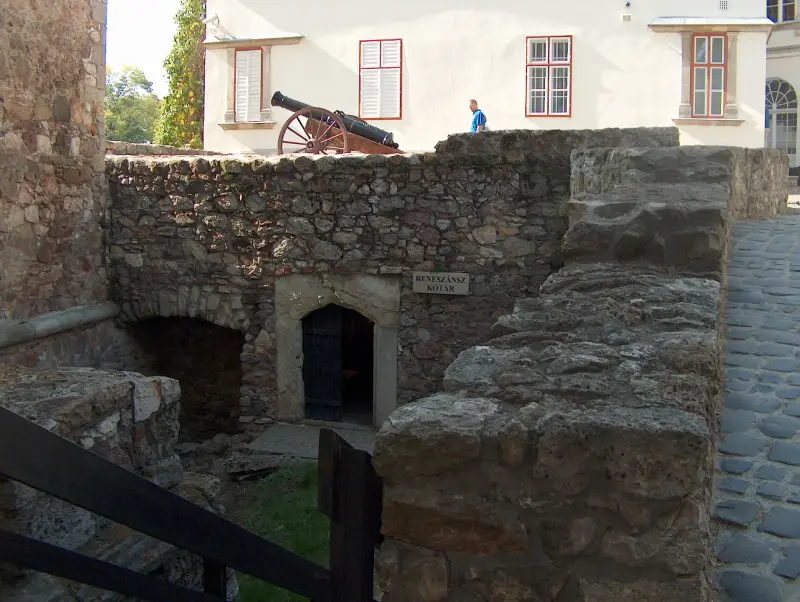 Sárospataki vár kőfalai a reneszánsz kohárral, a felső szinten kiállított ágyúval.