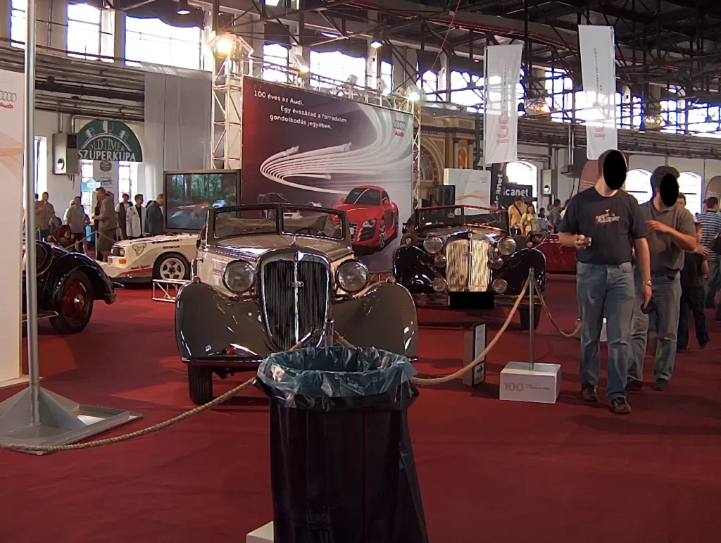 2009 áprilisában a budapesti Vasúttörténeti Parkban megrendezett Oldtimer Expo veterán autó- és motorkiállítás képei. A kiállítás helyszíne