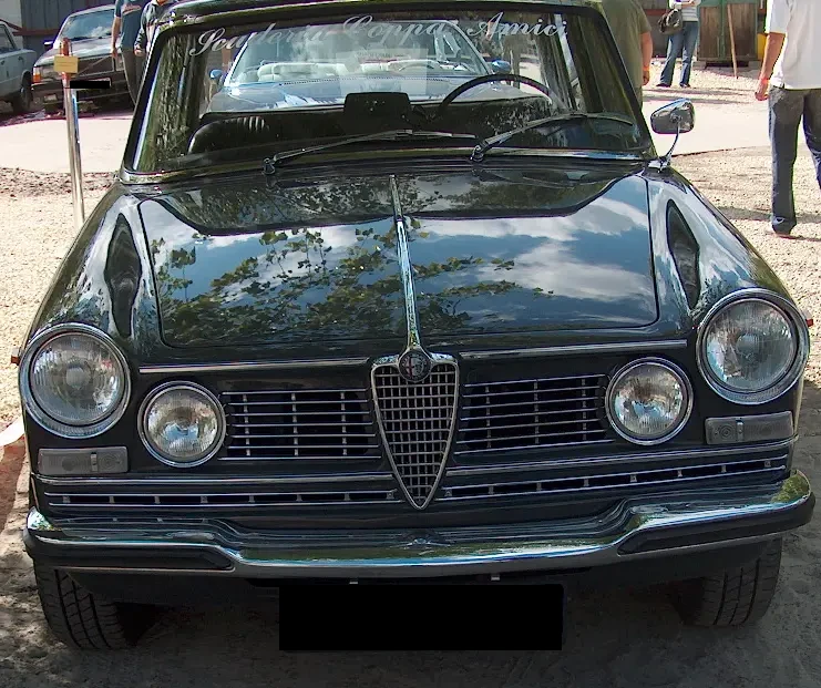 2009 áprilisában a budapesti Vasúttörténeti Parkban megrendezett Oldtimer Expo veterán autó- és motorkiállítás képei. Alfa Romeo 2600 Berlina