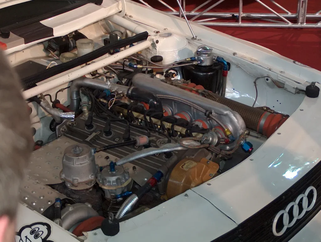2009 áprilisában a budapesti Vasúttörténeti Parkban megrendezett Oldtimer Expo veterán autó- és motorkiállítás képei. Audi Sport Quattro motor