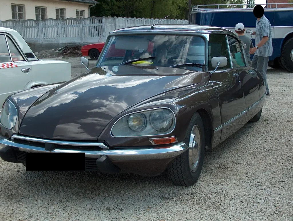 2009 áprilisában a budapesti Vasúttörténeti Parkban megrendezett Oldtimer Expo veterán autó- és motorkiállítás képei. Citroën DS