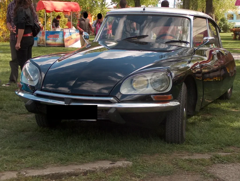 2009 áprilisában a budapesti Vasúttörténeti Parkban megrendezett Oldtimer Expo veterán autó- és motorkiállítás képei. Citroën DS