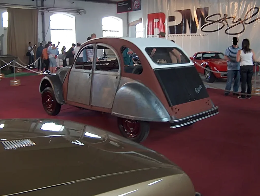 2009 áprilisában a budapesti Vasúttörténeti Parkban megrendezett Oldtimer Expo veterán autó- és motorkiállítás képei. Citroën 2CV, Restaurálás alatt