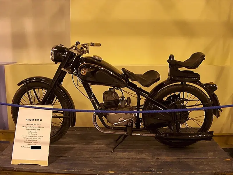 Veterán motorkerékpár kiállítás 2005 a Csepel Művekben, a régi Weiss Manfréd gyárban. Egy fekete Csepel 125D típusú motorkerékpár látható oldal nézetben.