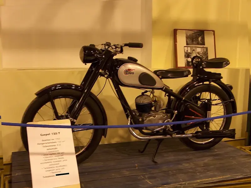 Veterán motorkerékpár kiállítás 2005 a Csepel Művekben, a régi Weiss Manfréd gyárban. Egy fekete Csepel 125T típusú motorkerékpár látható oldal nézetben.