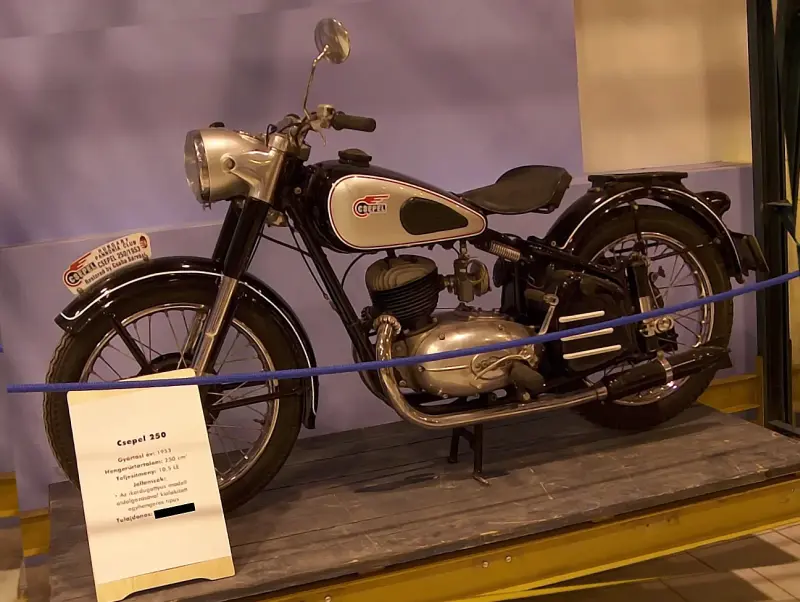 Veterán motorkerékpár kiállítás 2005 a Csepel Művekben, a régi Weiss Manfréd gyárban. Egy fekete Csepel 250 típusú motorkerékpár látható oldal nézetben.