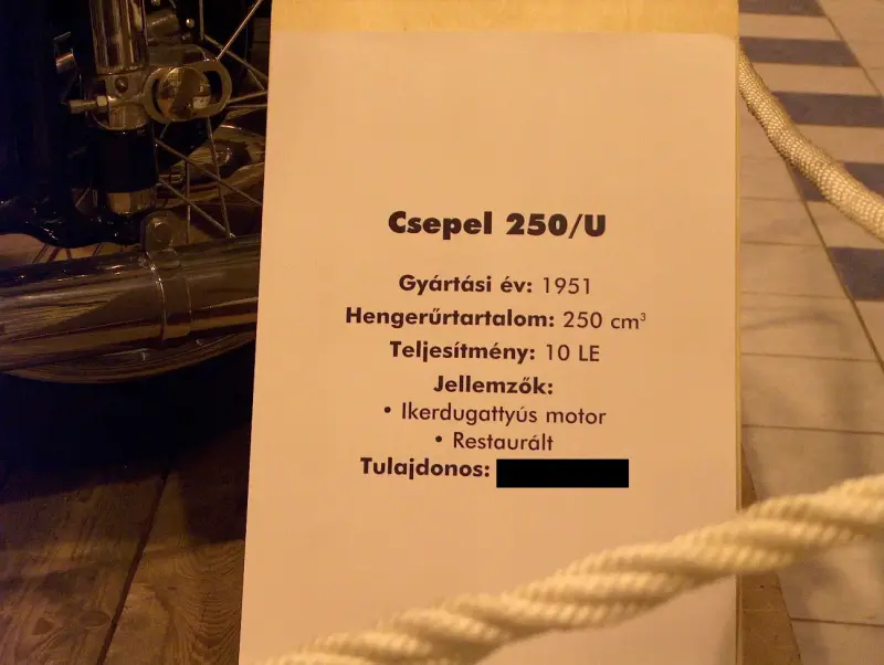 Veteránmotor-kiállítás 2005 a Csepel Művekben, a régi Weiss Manfréd gyárban. Egy Csepel 250-U motorkerékpár adattáblája.