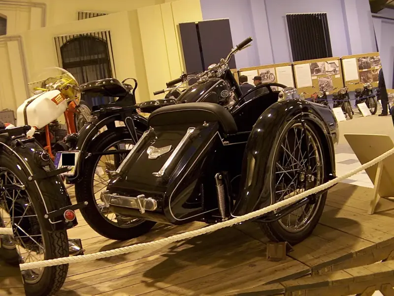 Veterán motorkerékpár kiállítás 2005 a Csepel Művekben, a régi Weiss Manfréd gyárban. Egy fekete oldalkocsis motorkerékpár látható.