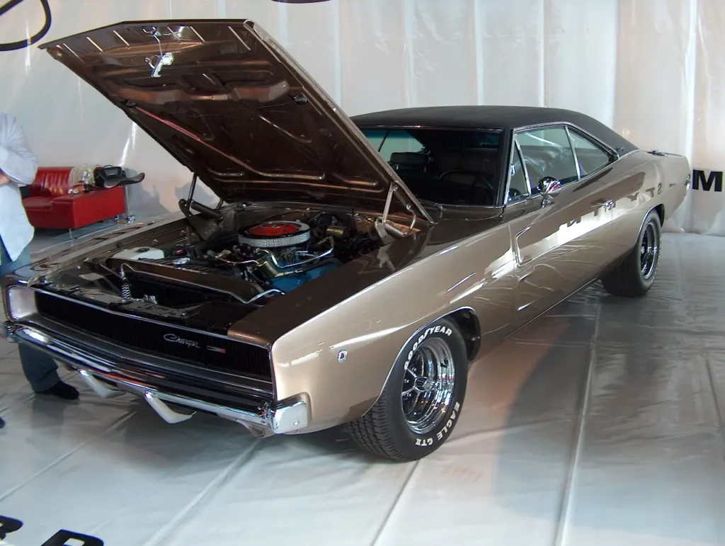 2009 áprilisában a budapesti Vasúttörténeti Parkban megrendezett Oldtimer Expo veterán autó- és motorkiállítás képei. Dodge Charger nyitott motorháztetővel