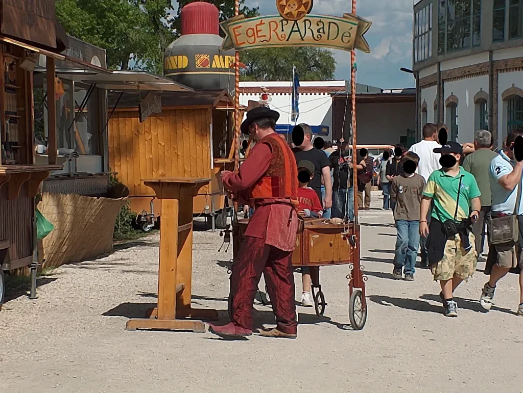2009 áprilisában a budapesti Vasúttörténeti Parkban megrendezett Oldtimer Expo veterán autó- és motorkiállítás képei. Egér-Parádé mutatványos kocsi