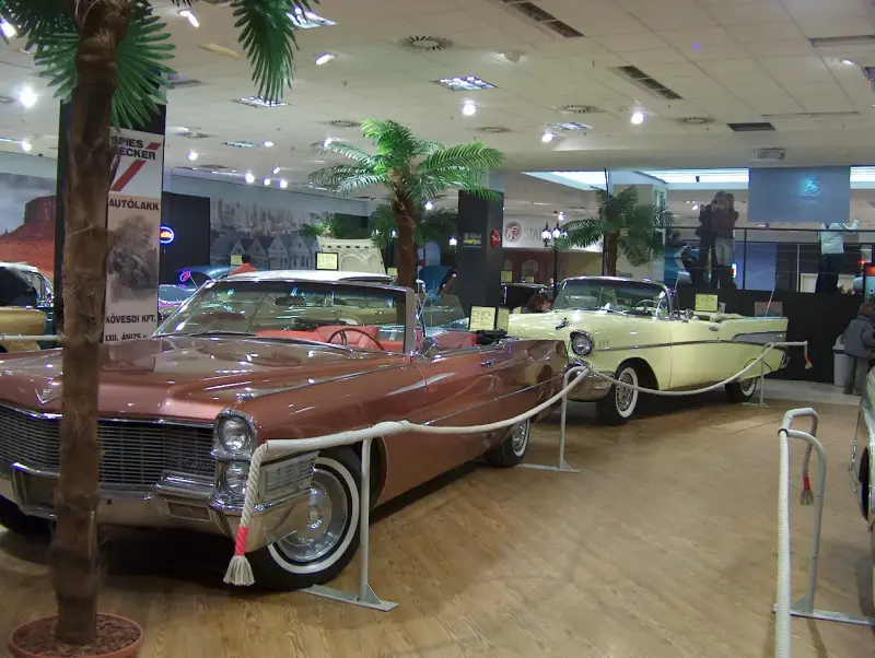 Amerikai Autócsodák Kiállítás 2007 Budapest, Westend City CenterCadillac DeVille Convertible (1965)balról