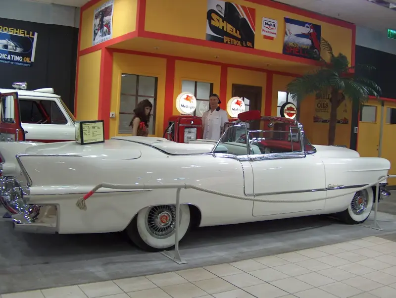 2007 Budapest, Westend City Center.Amerikai autócsodák Kiállítás. Egy fehér Cadillac Series 62 Convertible1955 és egy benzinkút
