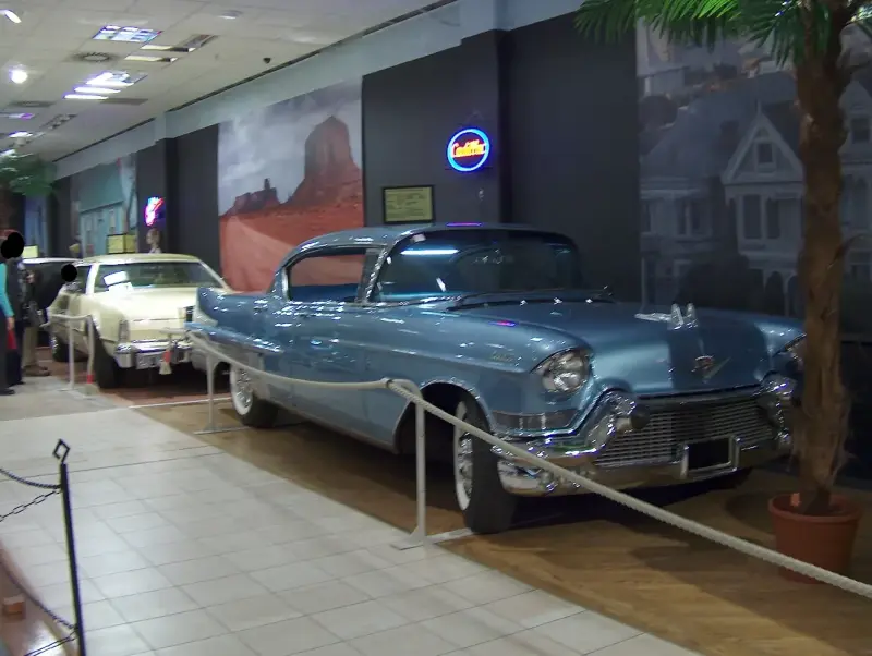 Amerikai autócsodák kiállítása 2007 Budapest, Westend City Center, Kék Cadillac Series 62 Coupe Hardtop-1957