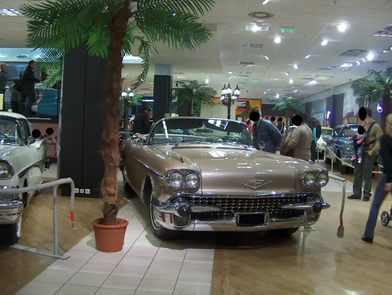 Amerikai autócsodák kiállítása 2007 Budapest, Westend City Center bézs Cadillac Series 62 Convertible 1958 Elölről