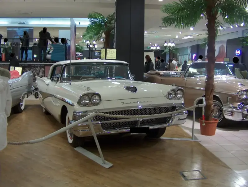 2007 Amerikai autócsodák kiállítás Budapest, Westend City Center Ford Fairlane 500 – 1958 jobbról