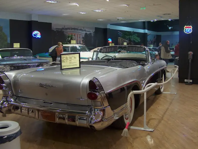 1957 Buick Century Series 60 Convertible, kéttónusú karosszériával és gazdag krómozással, kiállításon bemutatva.