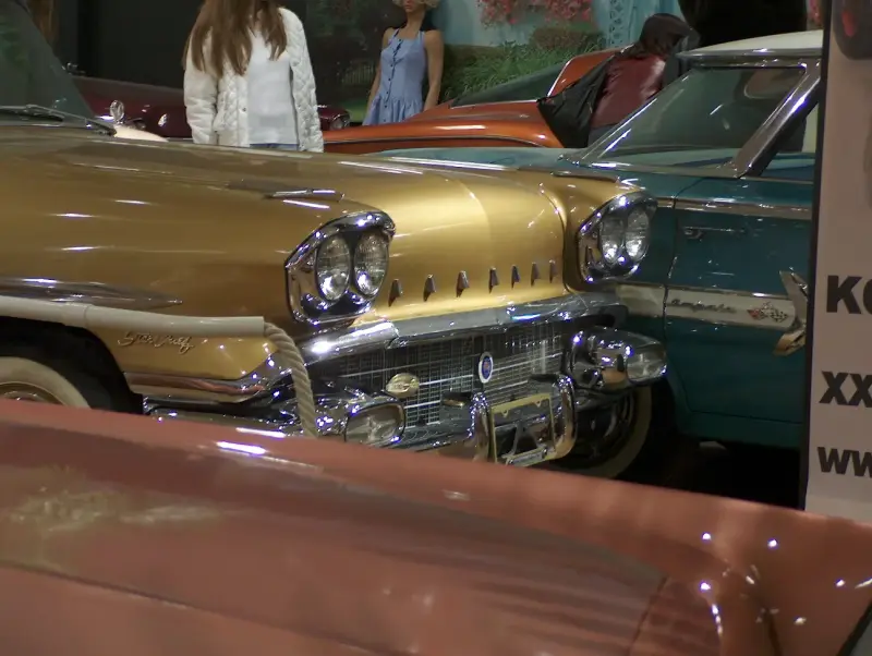 2007 American Car Wonders Budapest, Westend City Center Pontiac Bonneville 1958-Front view golden-colored