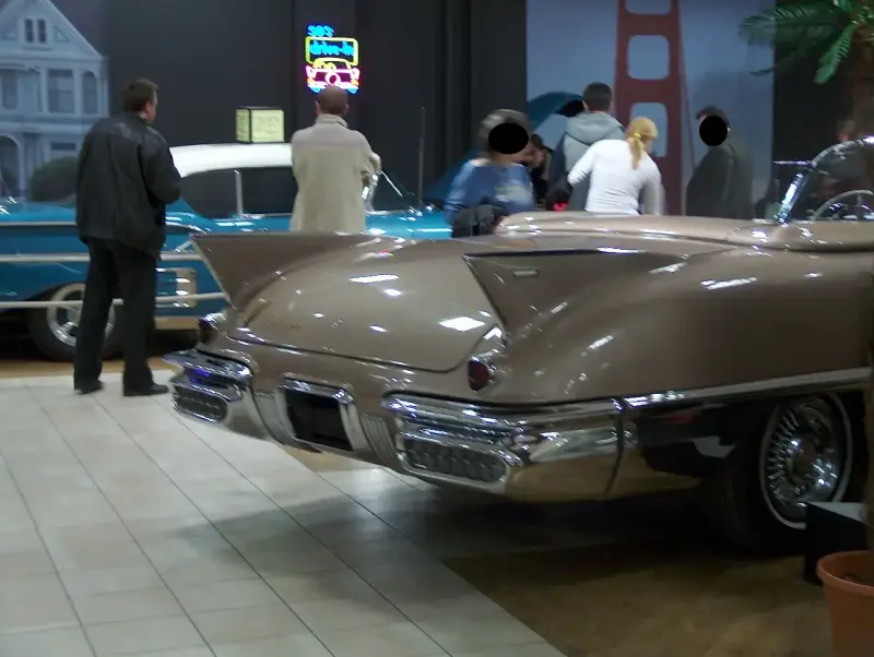 Amerikai autócsodák kiállítása 2007 Budapest, Westend City Center Cadillac Series 62 Convertible 1958-hátulja