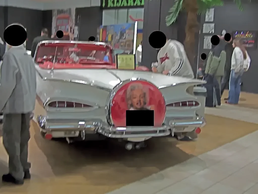 2007 Amerikai Autócsodák Kiállítás Budapest, Westend City Center Chevrolet Impala Convertible-1959 Pótkerék Marilyn Monroe fotójával