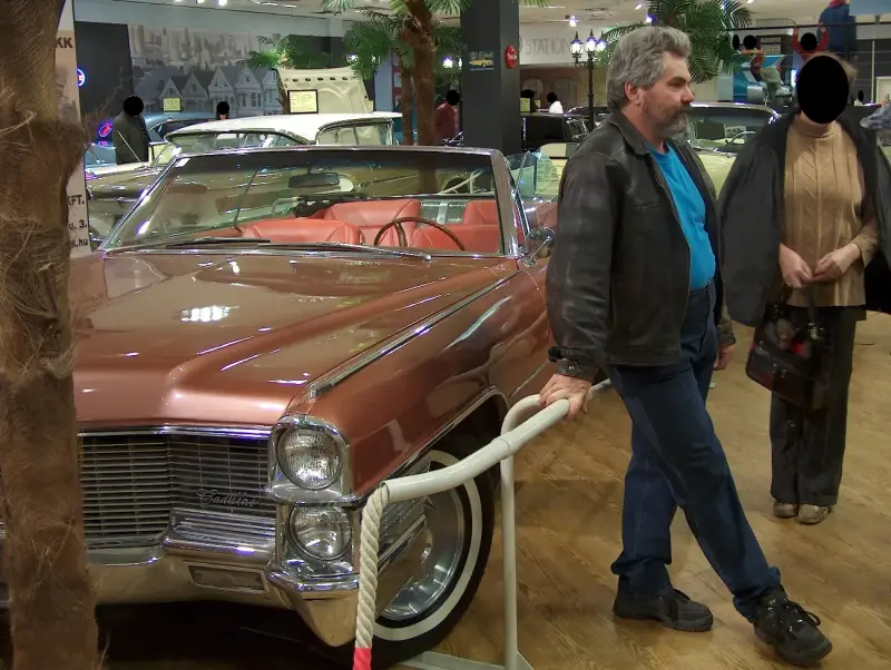 Amerikai Autócsodák Kiállítás 2007 Budapest, Westend City CenterCadillac DeVille Convertible (1965) emberekkel