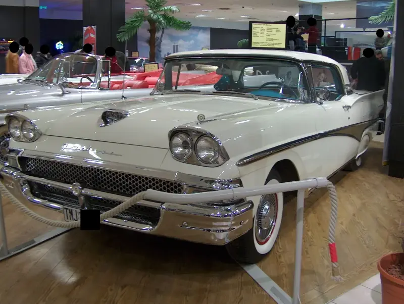 2007 Amerikai autócsodák kiállítás Budapest, Westend City Center Ford Fairlane 500 – 1958 balról