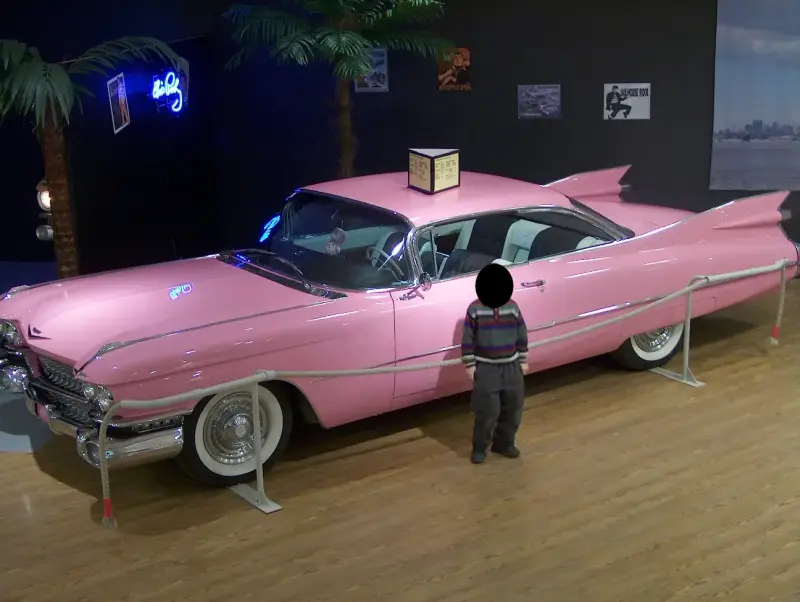 2007 Budapest, Westend City Center. Amerikai Autó Csodák Kiállítás Cadillac Coupe de Ville (1959), oldalrol-gyerekkel