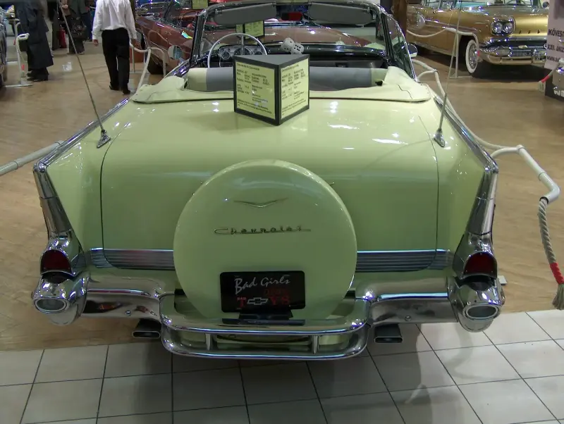 Amerikai autócsodák kiállítása 2007 Budapest, Westend City Center sárga Chevrolet Bel Air Convertible (1957) Pótkerék