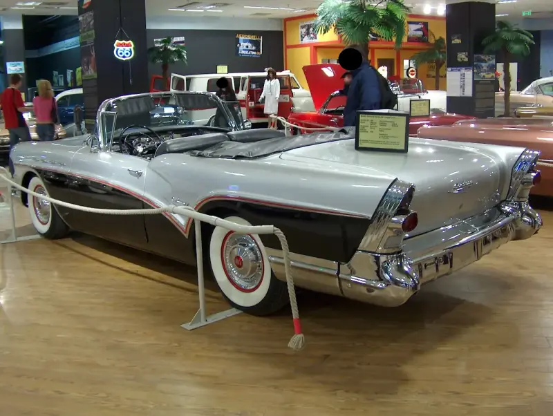 1957 Buick Century Series 60 Convertible, kéttónusú karosszériával és gazdag krómozással, kiállításon bemutatva.