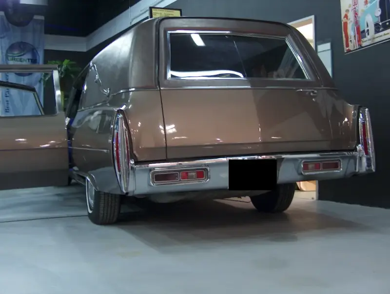 1970-es évekbeli Cadillac Hearse (halottaskocsi), hosszított karosszériával, 2007 Budapest, Westend City Center. Amerikai Autó Csodák kiállításon bemutatva. Plusz már nem gyártott autók emlék plakettjei