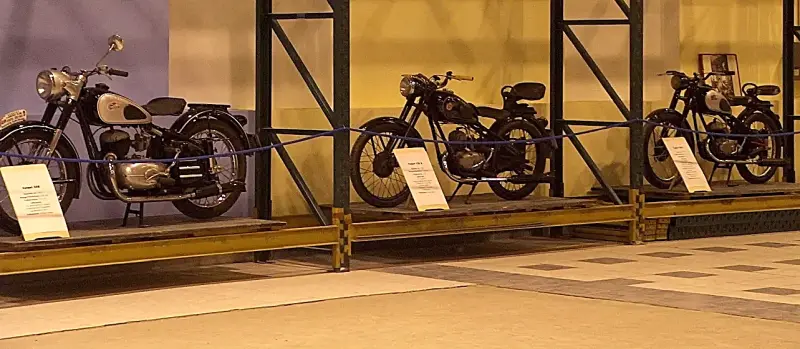 Veterán motorkerékpár kiállítás 2005 a Csepel Művekben, a régi Weiss Manfréd gyárban. Három Csepel típusú motorkerékpár.
