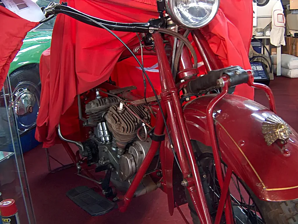 2009 áprilisában a budapesti Vasúttörténeti Parkban megrendezett Oldtimer Expo veterán autó- és motorkiállítás képei. Indian Chief