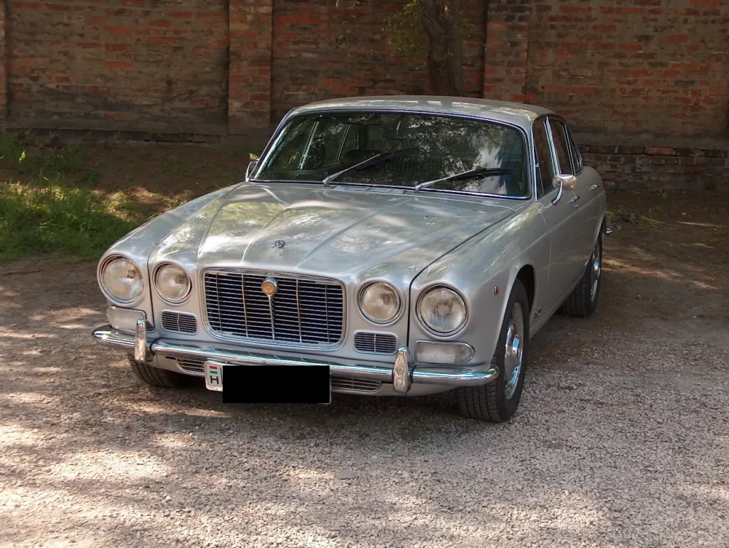 2009 áprilisában a budapesti Vasúttörténeti Parkban megrendezett Oldtimer Expo veterán autó- és motorkiállítás képei. Jaguar XJ6