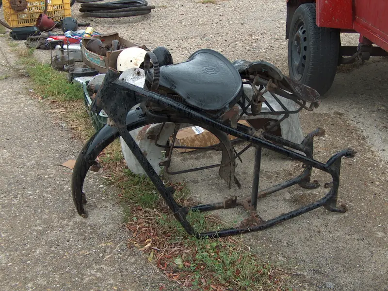 Rozsdás motorváz és alkatrészek a börze területén