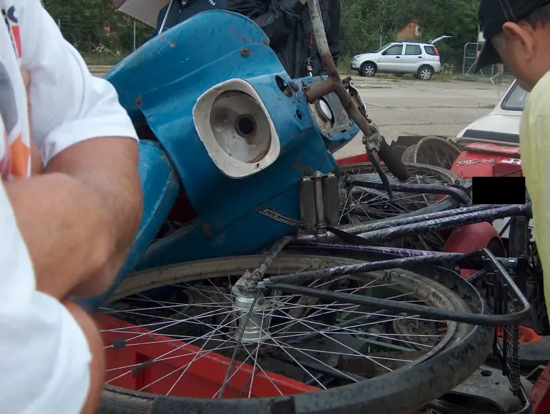 Kék Swálbe motorváz és régi kerékpár alkatrészek a pótkocsin.