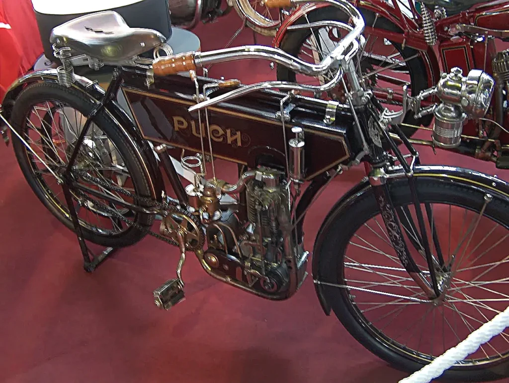 2009 áprilisában a budapesti Vasúttörténeti Parkban megrendezett Oldtimer Expo veterán autó- és motorkiállítás képei. Puch motorkerékpár