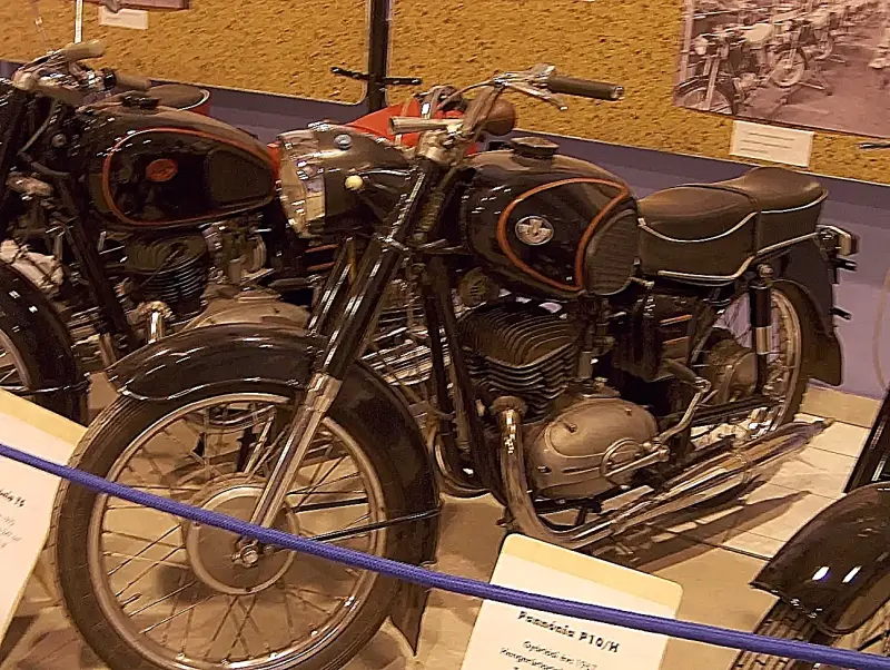 Veterán motorkerékpár kiállítás 2005 a Csepel Művekben, a régi Weiss Manfréd gyárban. Egy fekete Pannónia P10/H típusú motorkerékpár látható oldal nézetben.