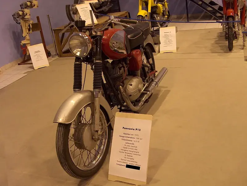 Veterán motorkerékpár kiállítás 2005 a Csepel Művekben, a régi Weiss Manfréd gyárban. Egy fekete Pannónia P12 típusú motorkerékpár látható szemből.