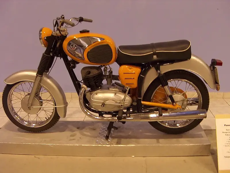 Veterán motorkerékpár kiállítás 2005 a Csepel Művekben, a régi Weiss Manfréd gyárban. Egy sárga Pannónia P12 típusú motorkerékpár látható oldal nézetben.